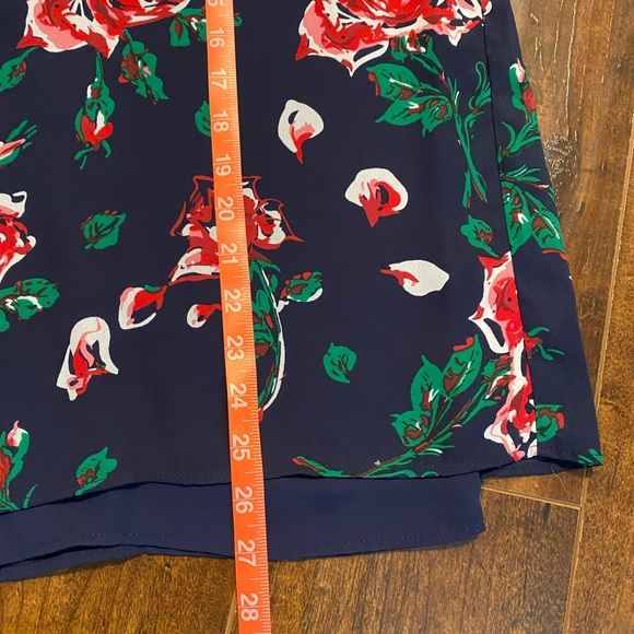 Dalia Light and airy sleeveless floral blouse, with split back detail - Picture 3 of 5